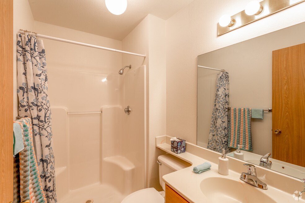 2BR, 2BA - 960 SF