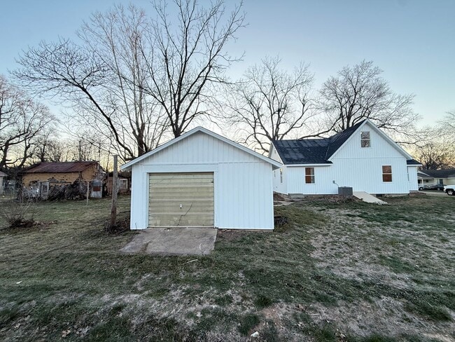 Photo - 4 Bed 2 Bath Aurora, MO