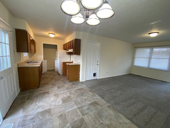 Photo - 3 Bedroom House Near the Clear Creek Trail