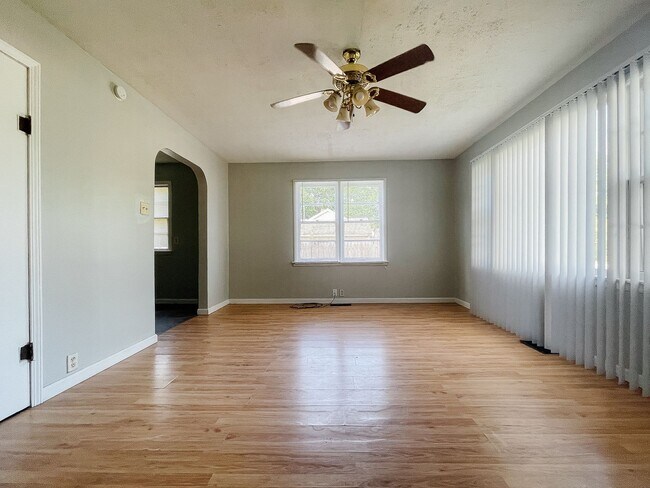 Photo - 4 Bed 2 Bath