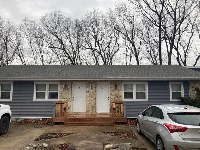 Building Photo - 2 Bedroom, 1 bathroom First Floor Apartment! Unit 102 Golden Rule Rd., #C