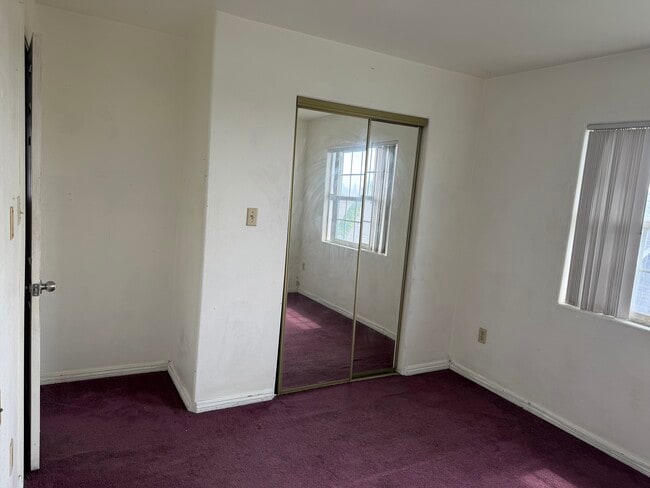 Building Photo - 2425 1/2 Gates St Unit Single Bedroom for Rent