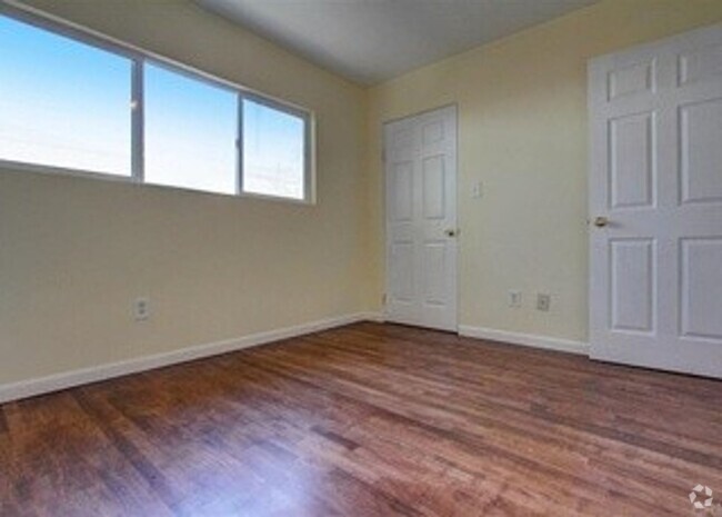 Building Photo - Spacious 3 Bedroom single family home in L...