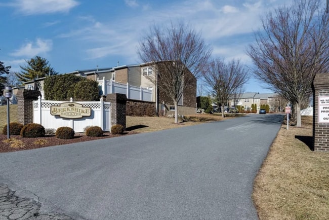 Building Photo - 2906 State Hill Rd Unit G3