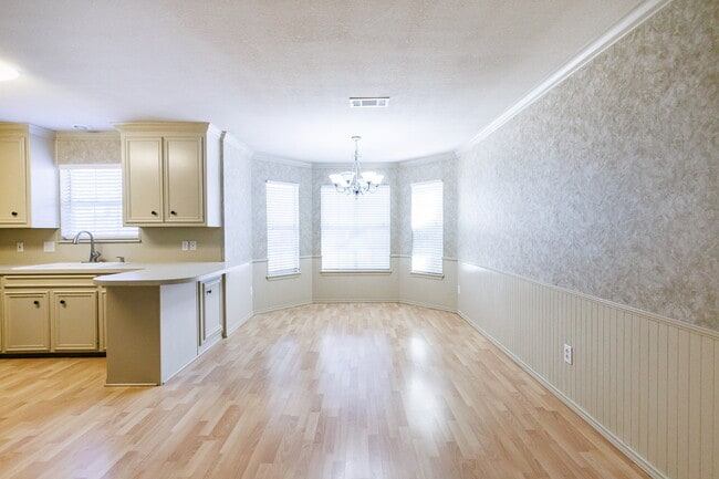 Photo - Large 4 bedroom in the a beautiful neighborhood!