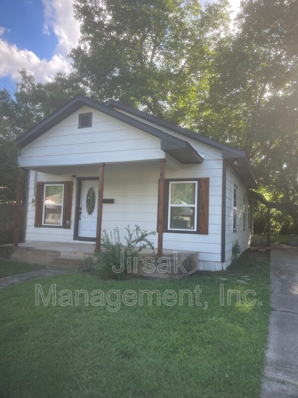 Photo - 241 3rd St NE House