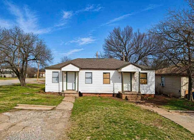 Building Photo - 1315 SW E Ave