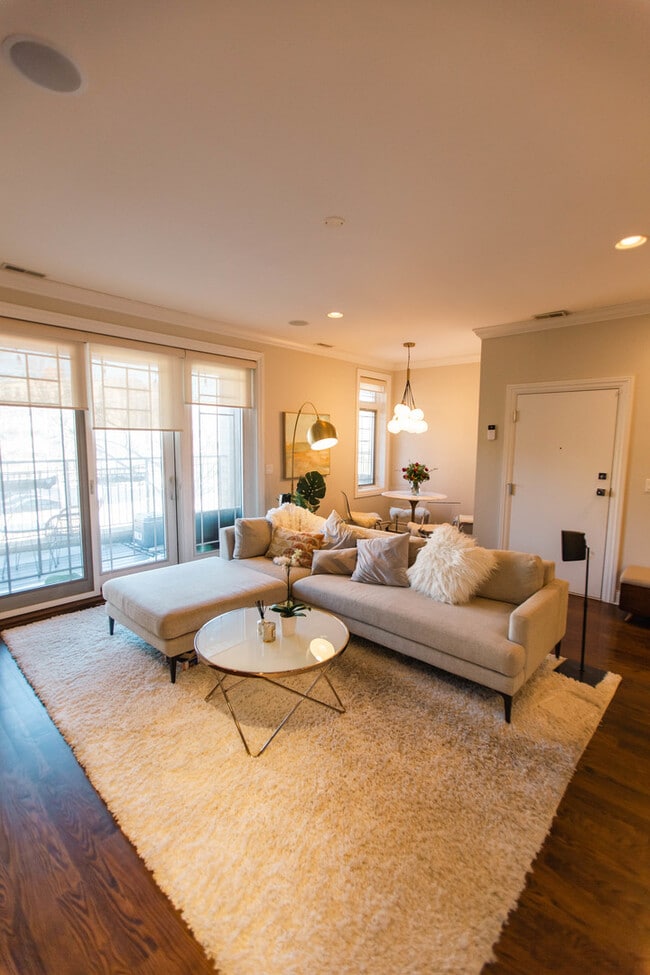 Photo - 843 W Fletcher St Unit 2W