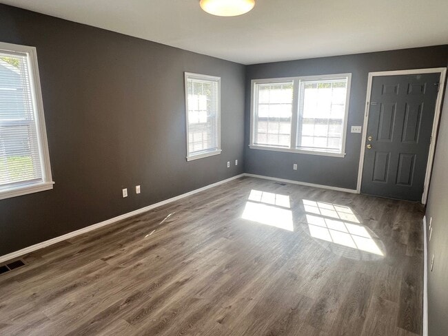 Photo - 3 Bedroom home with Fenced Yard - Availabl...