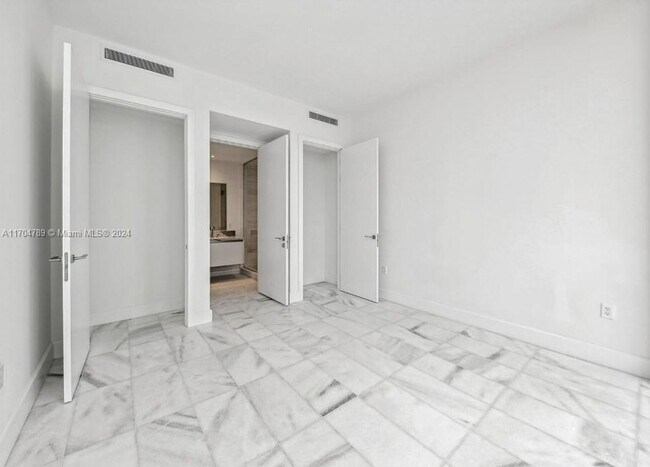 Photo - 700 NE 26th Ter