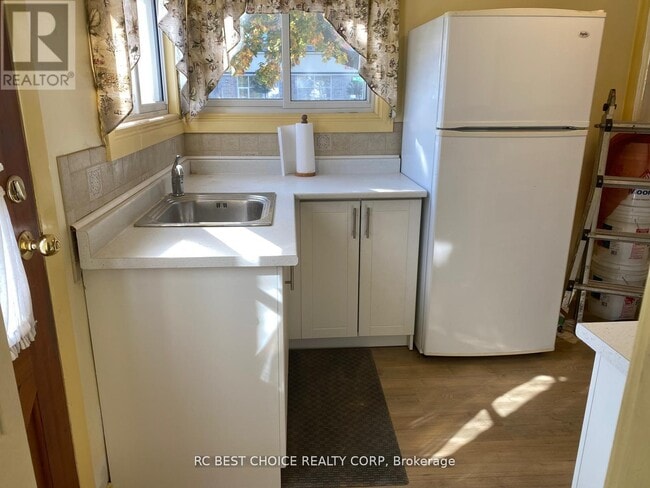 Photo - 1705 Simcoe St N