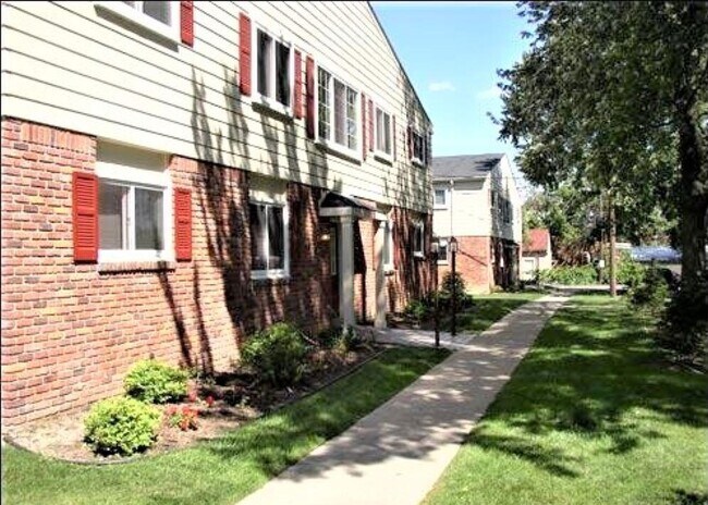 739 W Maple Rd