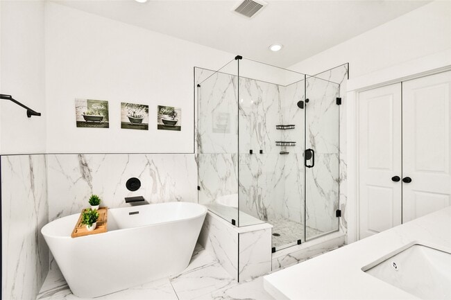 Photo - 208 N York St