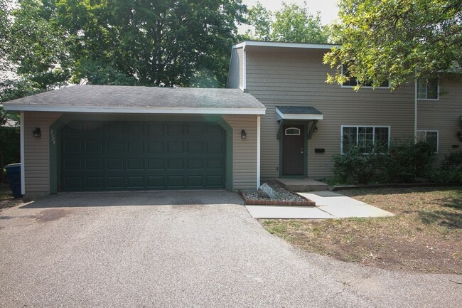 Building Photo - Charming 3 Bedroom for Rent in Minnetonka!