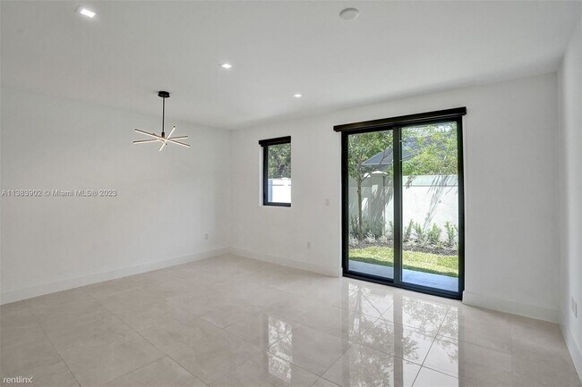 3 br, 2.5 bath Townhome - 4133 N Oak Pl - 3 br, 2.5 bath Townhome - 4133 N Oak Pl