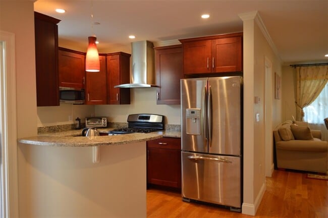 Building Photo - 128 Cherry St Unit 2