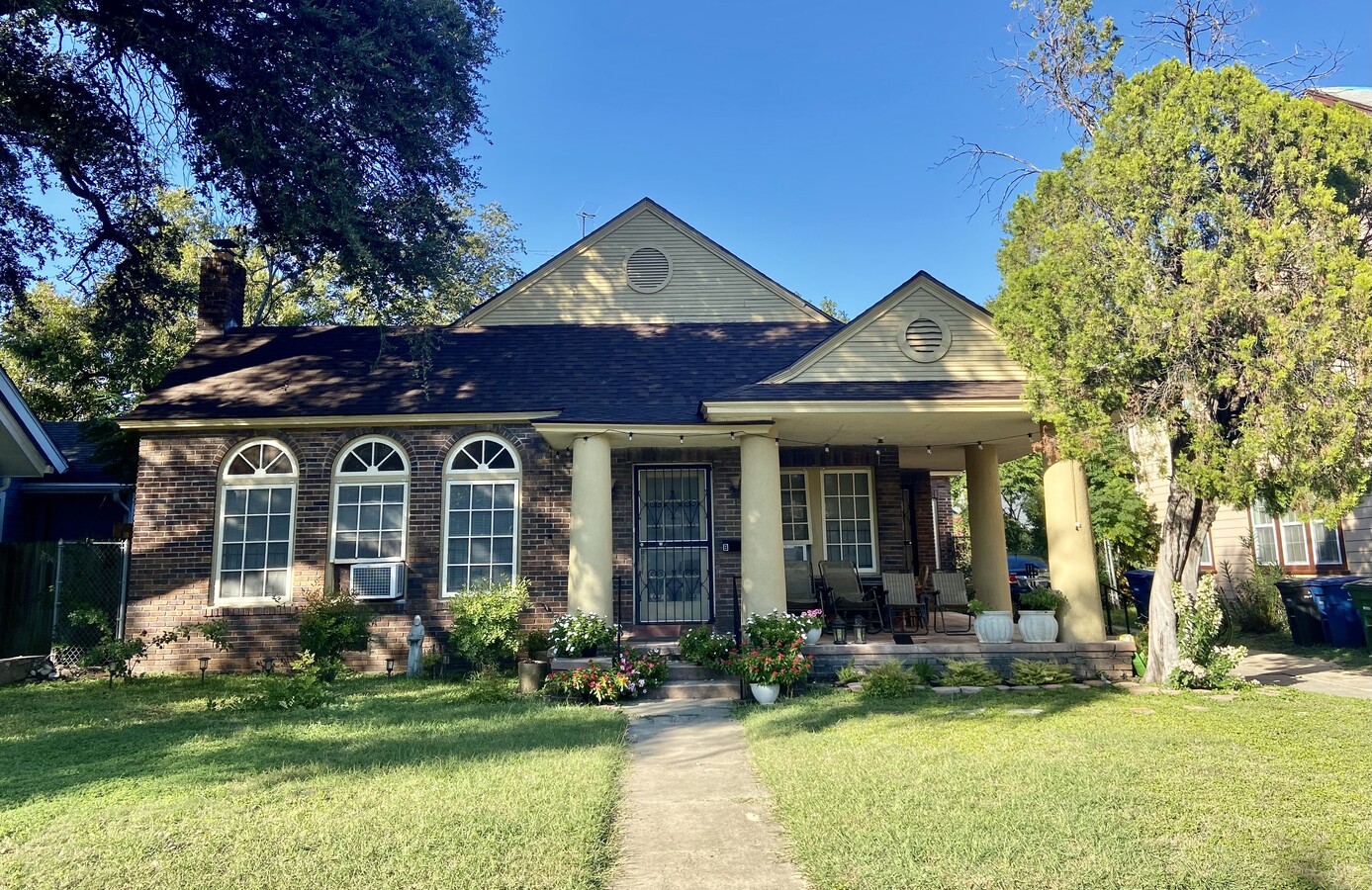 Apt B Duplex - 1551 W Magnolia Ave Townhome