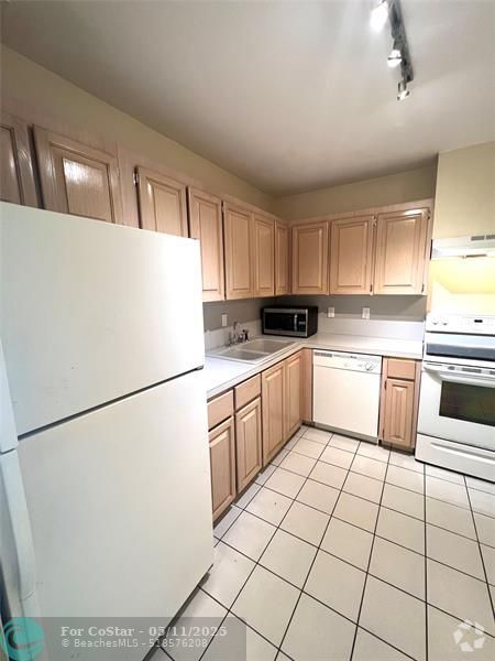 Building Photo - 2221 NE 68th St Unit 929 Rental