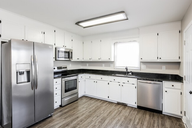 Photo - 207 Pinonwood Dr