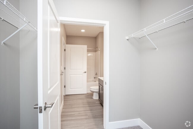 1BR, 1BA - 744-753 SF