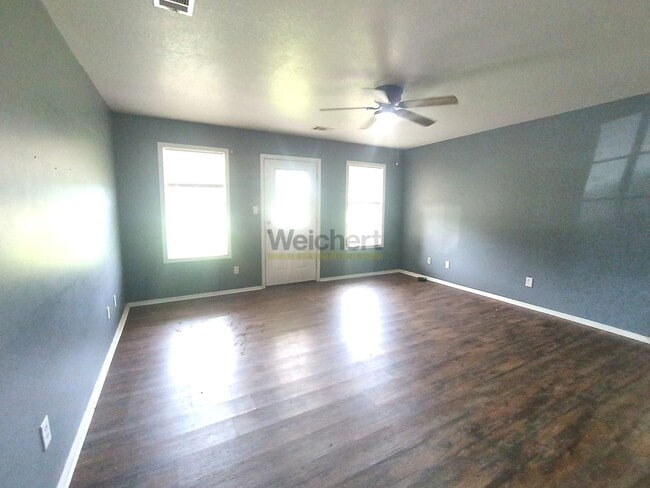 Photo - 3Bed/2Bath house w/ den & spacious backyard