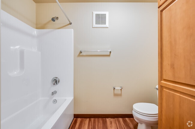2BR, 2BA - 1,150SF - Bathroom
