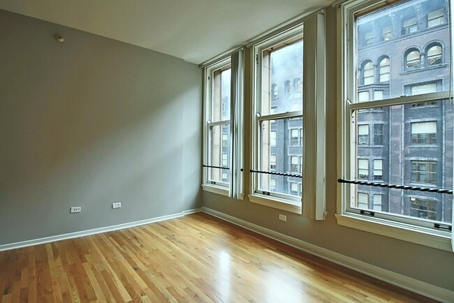 Photo - 349 S Dearborn St