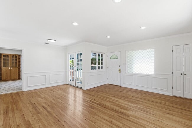 Building Photo - 12334 Moorpark St Unit 4361 Shadyglade Ave