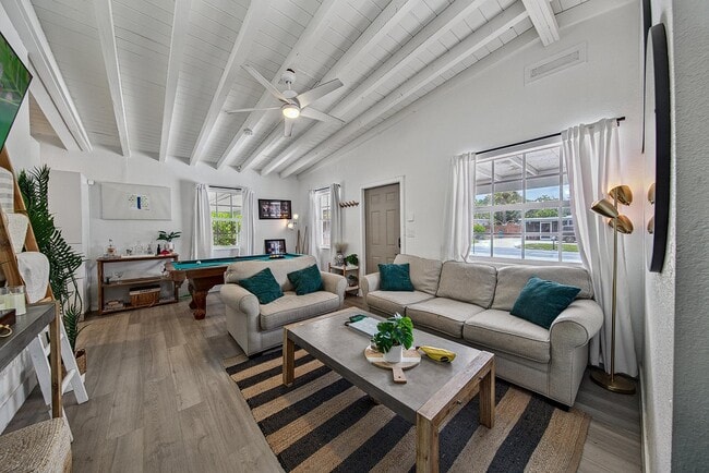 Photo - 140 SE 9th Ave