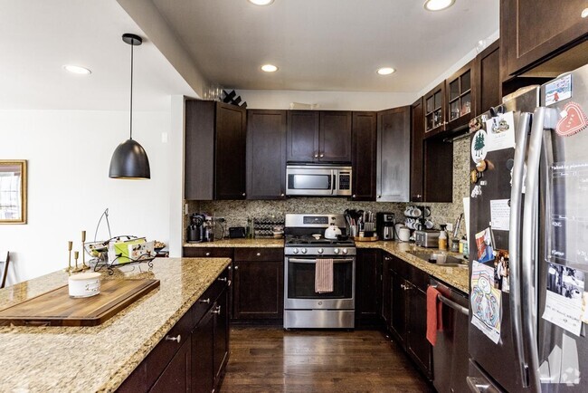 Building Photo - 2 bedroom in Chicago IL 60642 Unit 3 Rental