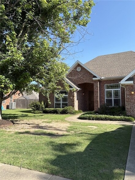 Building Photo - 3782 River Bend Dr