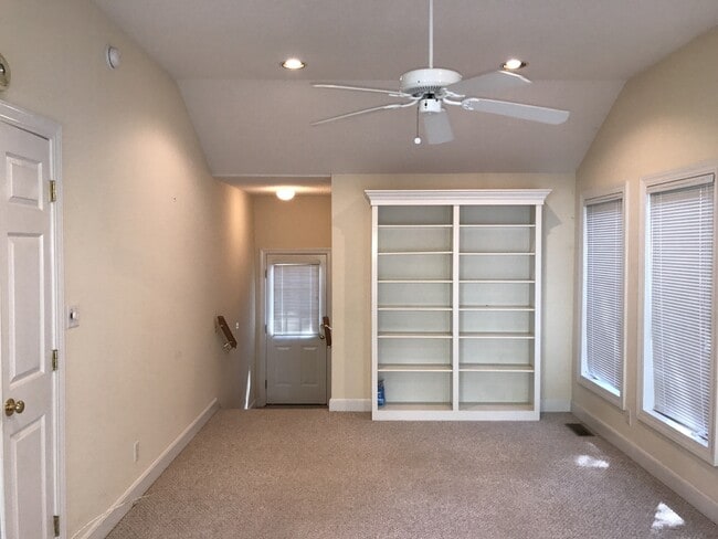 Photo - 952 Hawthorne Ln