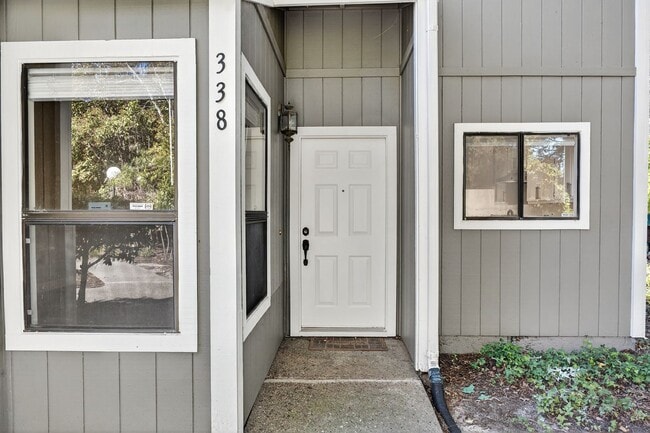 Photo - Newly Renovated 3/2.5 bath End-Unit Townhome with Vaulted Ceilings – Minutes to I-680 & Downtown!