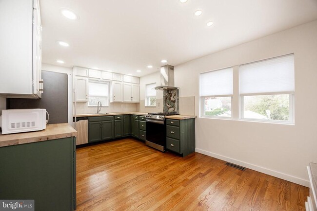 Photo - 353 William St