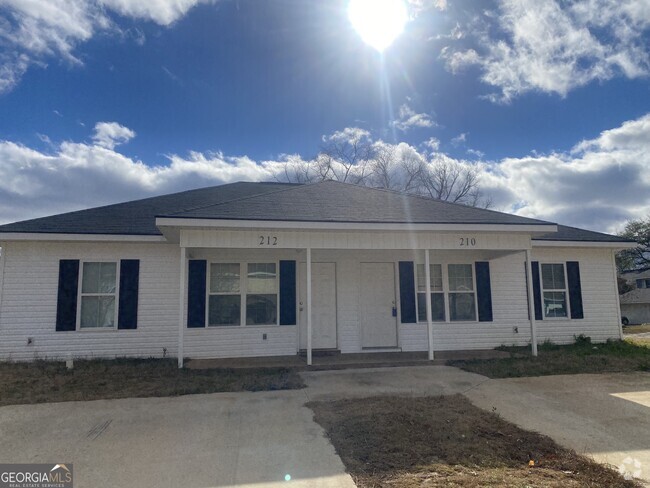 Building Photo - 210 Woodcrest Cir Rental