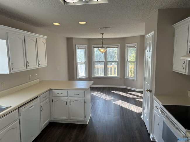 Photo - 550 Farmingdale Rd SE