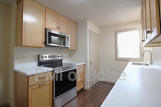 Building Photo - 2113 E Oak St