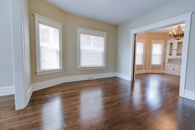 Living Room - 1937 N Bartlett Ave Unidad Lower