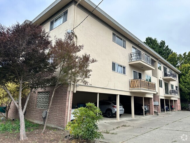 Building Photo - Ground floor unit newly remodeled near BAR... Rental