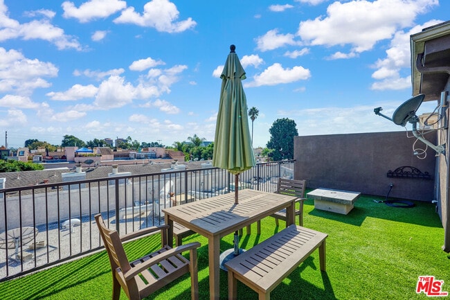 Building Photo - 1710 Granville Ave Unit 7