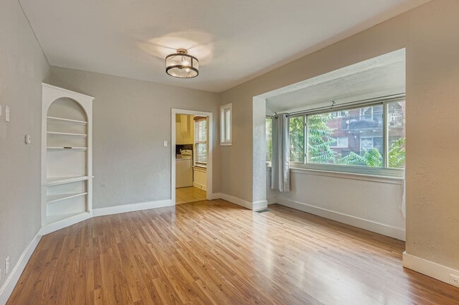 Building Photo - 226 N Pearl St Rental
