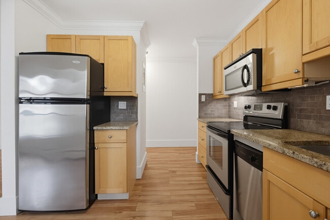 Building Photo - 10172-10113 113 St Unit 7