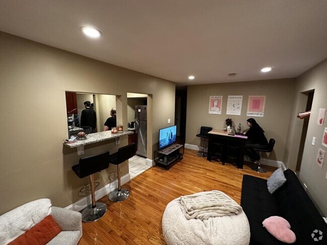 Building Photo - 4 bedroom in Brookline MA 02446 Unit 3 Rental