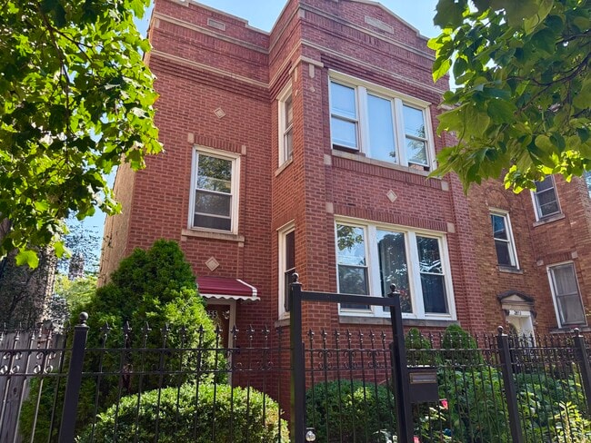 Building Photo - 2855 N Ridgeway Ave Unit 2