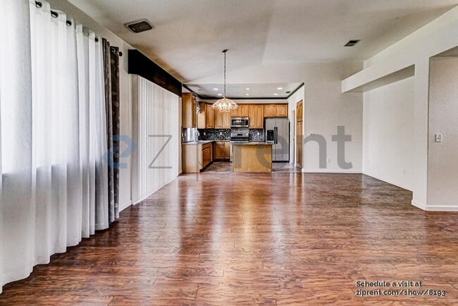 Photo - 1833 Rail St