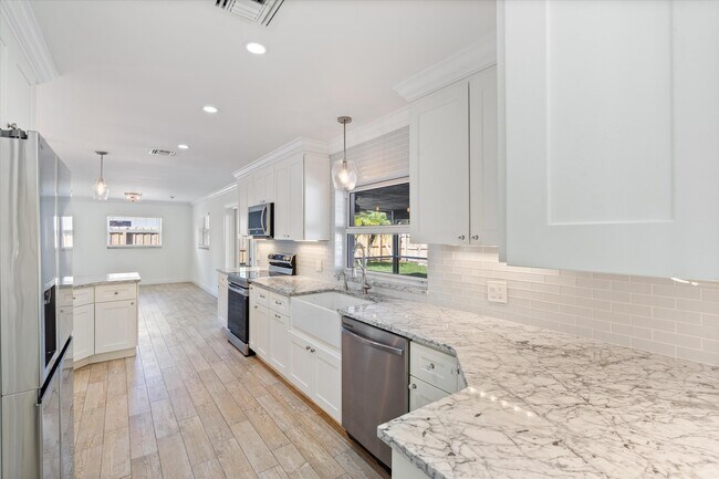 Building Photo - 799 NW 7th Dr Rental