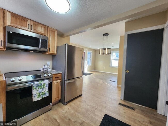 Photo - 1040 Rose Ave E