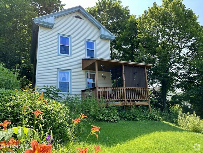 Building Photo - Colorful, eclectic 3-bedroom house in Pitt...