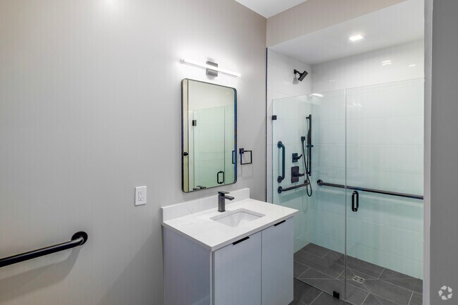 2BR, 2BA - 990SF - Primary Bathroom