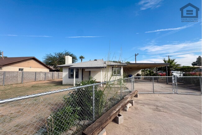 2Bed/1Bath House at McDowell/32nd St! Move-In Ready on 10/08/2026! – NO HOA!